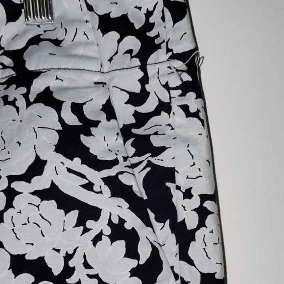 Ann Taylor Black and Baby Blue Floral Women Shorts Cargos - Picture 5 of 10